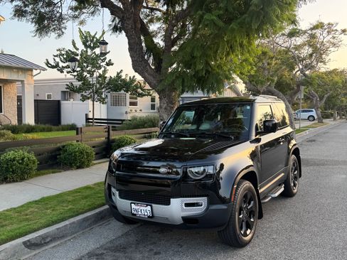 Used 2023 Land Rover Defender 90 SE image 1