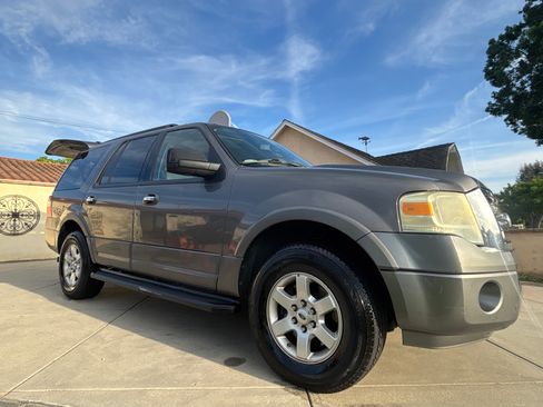 Used 2010 Ford Expedition XLT image 6