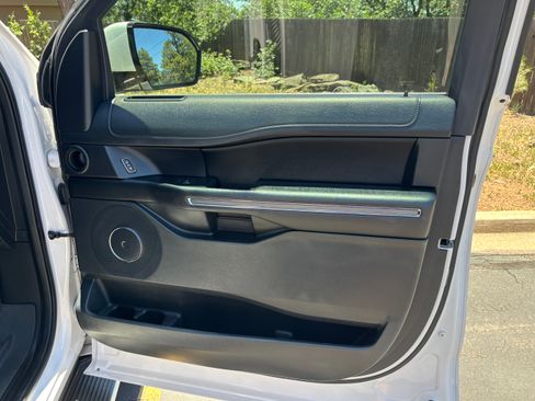 Used 2019 Ford Expedition XLT w/ Equipment Group 202A AWD/4WD image 16