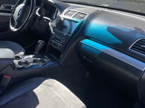 Used 2017 Ford Explorer XLT w/ Equipment Group 202A image 9