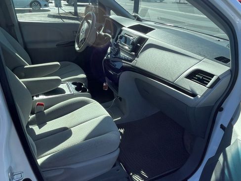 Used 2014 Toyota Sienna LE image 26