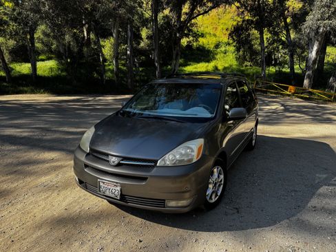 Used 2005 Toyota Sienna XLE Limited image 2