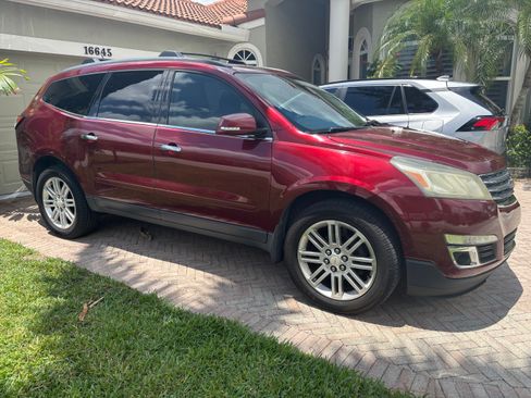 Used 2015 Chevrolet Traverse LT w/ Style and Technology Package FWD image 2