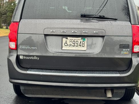 Used 2017 Dodge Grand Caravan SXT image 9