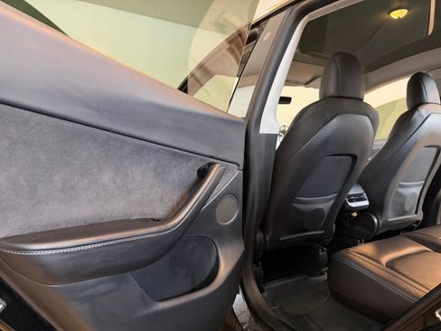 Used 2021 Tesla Model Y Long Range image 8