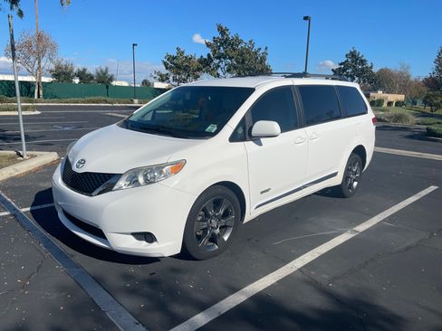 Used 2014 Toyota Sienna LE image 1