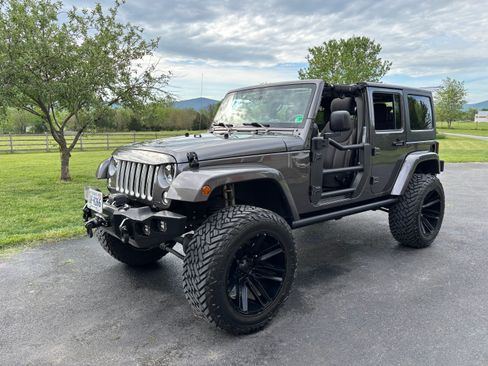 Used 2016 Jeep Wrangler Unlimited Sahara w/ Connectivity Group image 4
