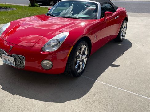 Used 2008 Pontiac Solstice Convertible w/ Premium Package RWD image 2