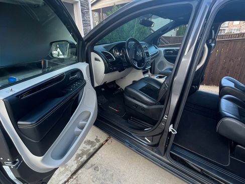 Used 2017 Dodge Grand Caravan SXT image 8