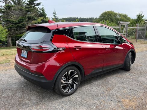 Used 2023 Chevrolet Bolt LT w/ Infotainment Package FWD image 4