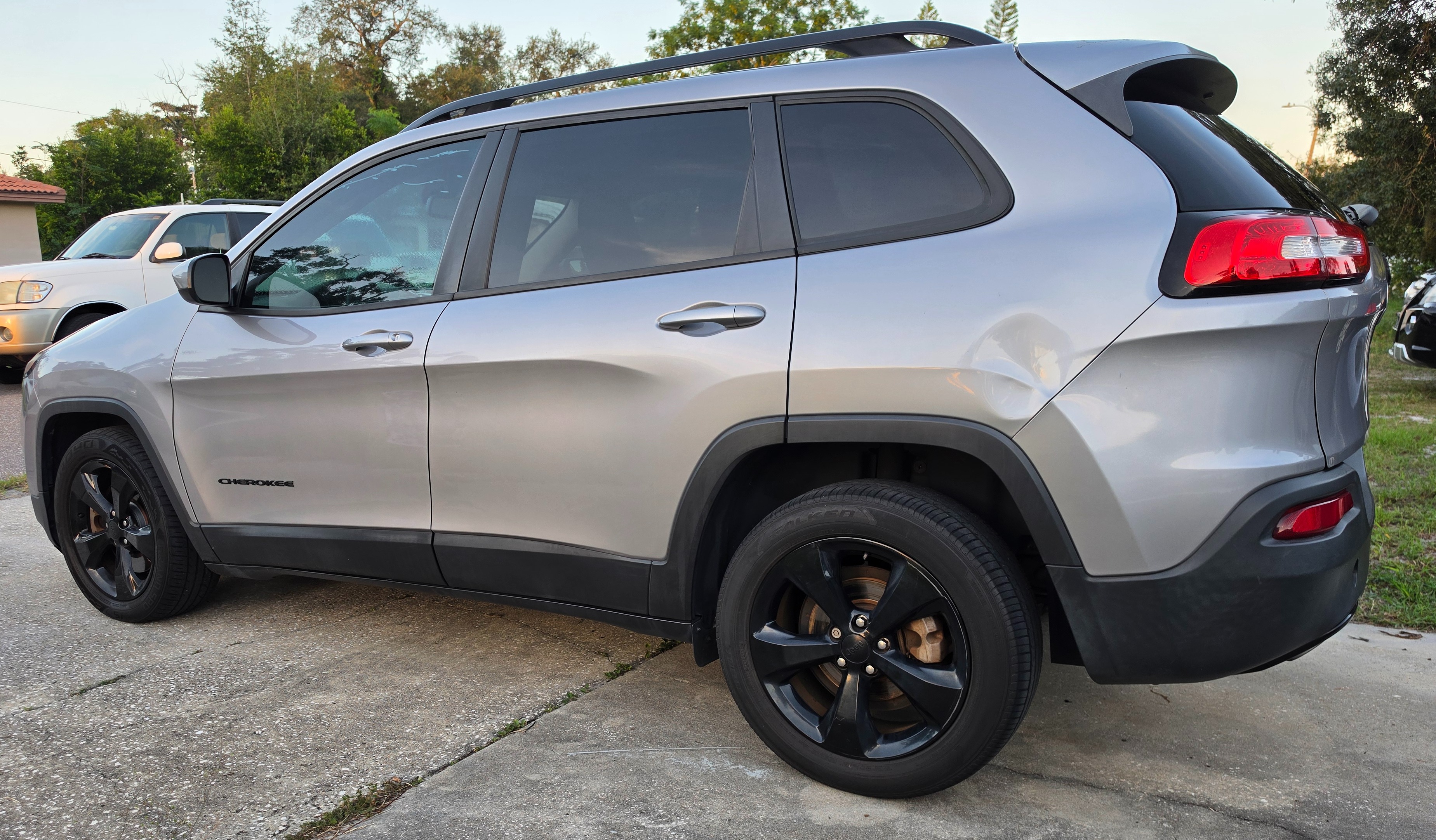 Used 2018 Jeep Cherokee Latitude w/ Altitude Package FWD image 4