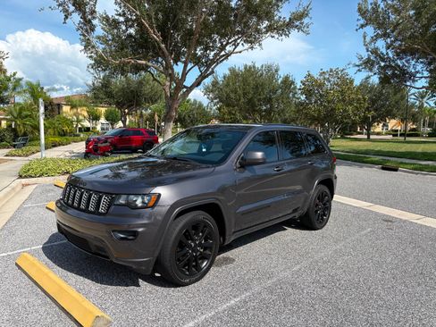 Used 2018 Jeep Grand Cherokee Altitude RWD image 1