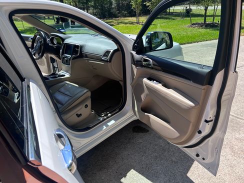 Used 2017 Jeep Grand Cherokee Overland image 12