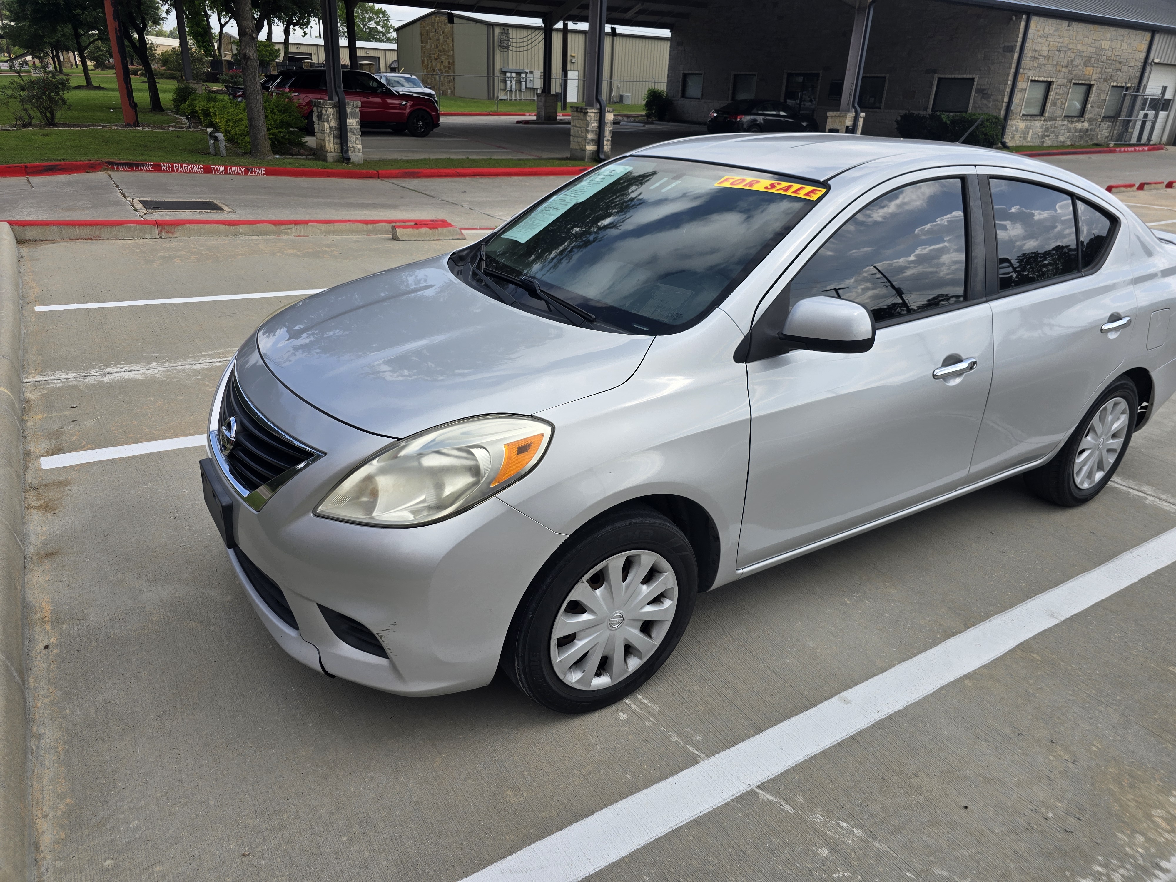 Used 2013 Nissan Versa SV FWD image 11