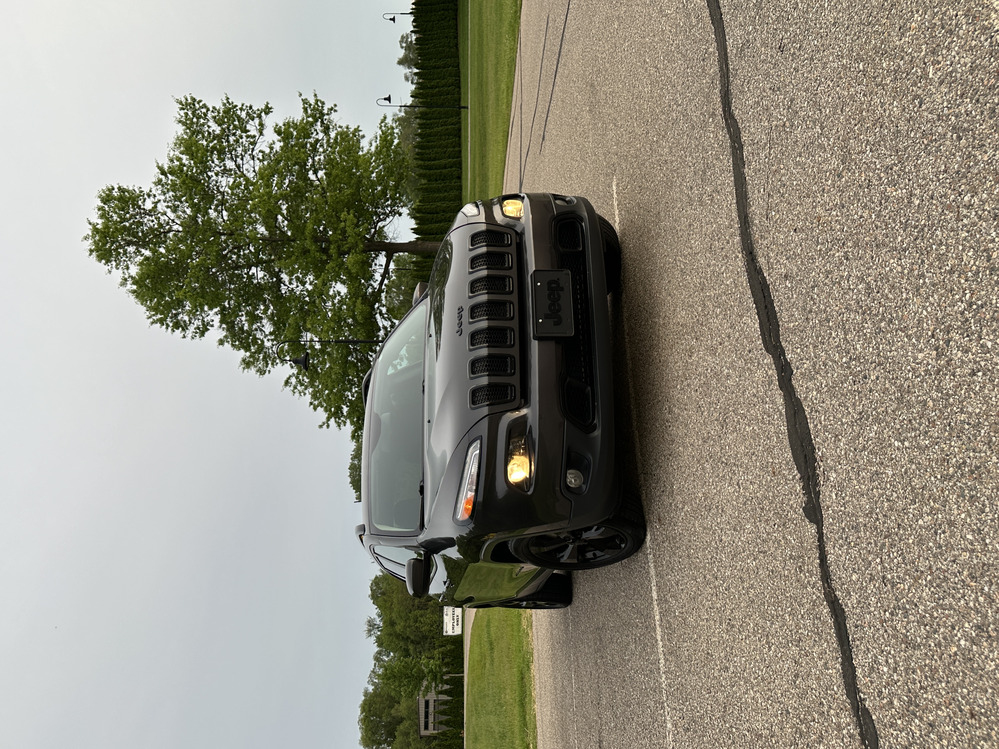 Used 2016 Jeep Cherokee Latitude w/ Cold Weather Group AWD/4WD image 2