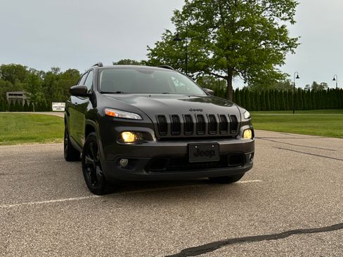 Used 2016 Jeep Cherokee Latitude w/ Cold Weather Group AWD/4WD image 2
