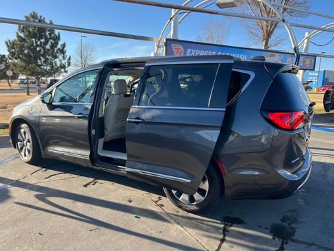 Used 2018 Chrysler Pacifica Limited w/ Advanced Safetytec Group FWD image 13