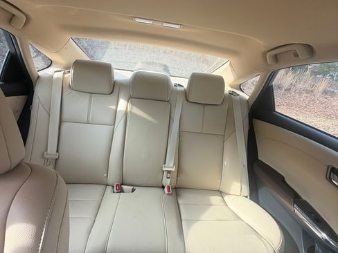 Used 2017 Toyota Avalon XLE Premium image 4