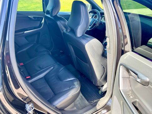 Used 2016 Volvo XC60 T6 R-Design Platinum w/ Climate Package image 14