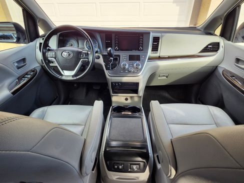 Used 2020 Toyota Sienna XLE Premium image 19