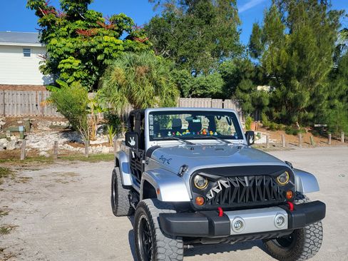 Used 2011 Jeep Wrangler Sahara w/ Mopar Chrome Edition Group image 10