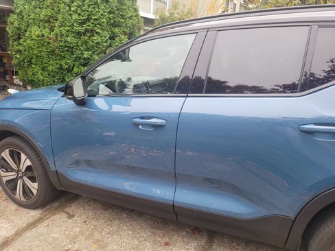 Used 2023 Volvo XC40 Recharge Plus image 16