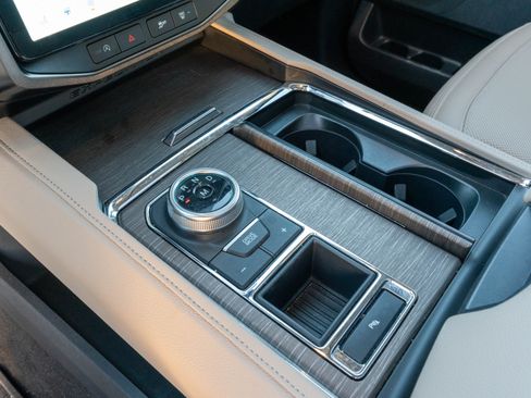 Used 2024 Ford Expedition Limited image 19