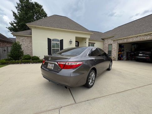 Used 2015 Toyota Camry SE w/ Moonroof Package FWD image 6