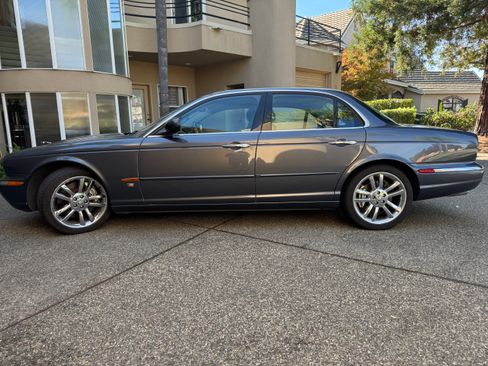 Used 2005 Jaguar XJ8 image 11