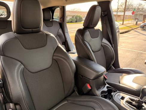 Used 2018 Jeep Cherokee Latitude Plus w/ Comfort/Convenience Group image 20