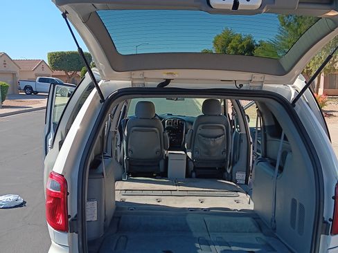 Used 2005 Dodge Grand Caravan SXT image 9