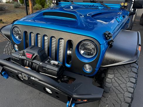 Used 2015 Jeep Wrangler Unlimited Rubicon w/ Connectivity Group image 8