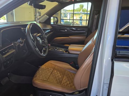 Used 2023 Cadillac Escalade ESV Sport w/ LPO, ONYX Package image 4