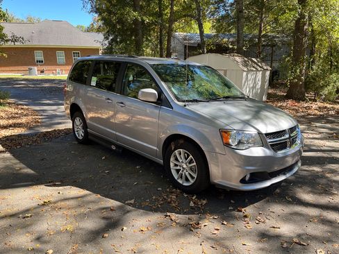 Used 2018 Dodge Grand Caravan SXT image 8