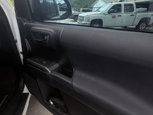Used 2019 Toyota Tacoma TRD Off-Road w/ Technology Package AWD/4WD image 18