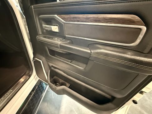 Used 2020 RAM 2500 Laramie w/ Chrome Appearance Group AWD/4WD image 17