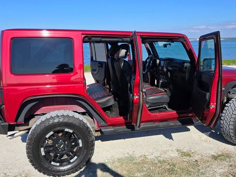 Used 2012 Jeep Wrangler Unlimited Sahara image 11