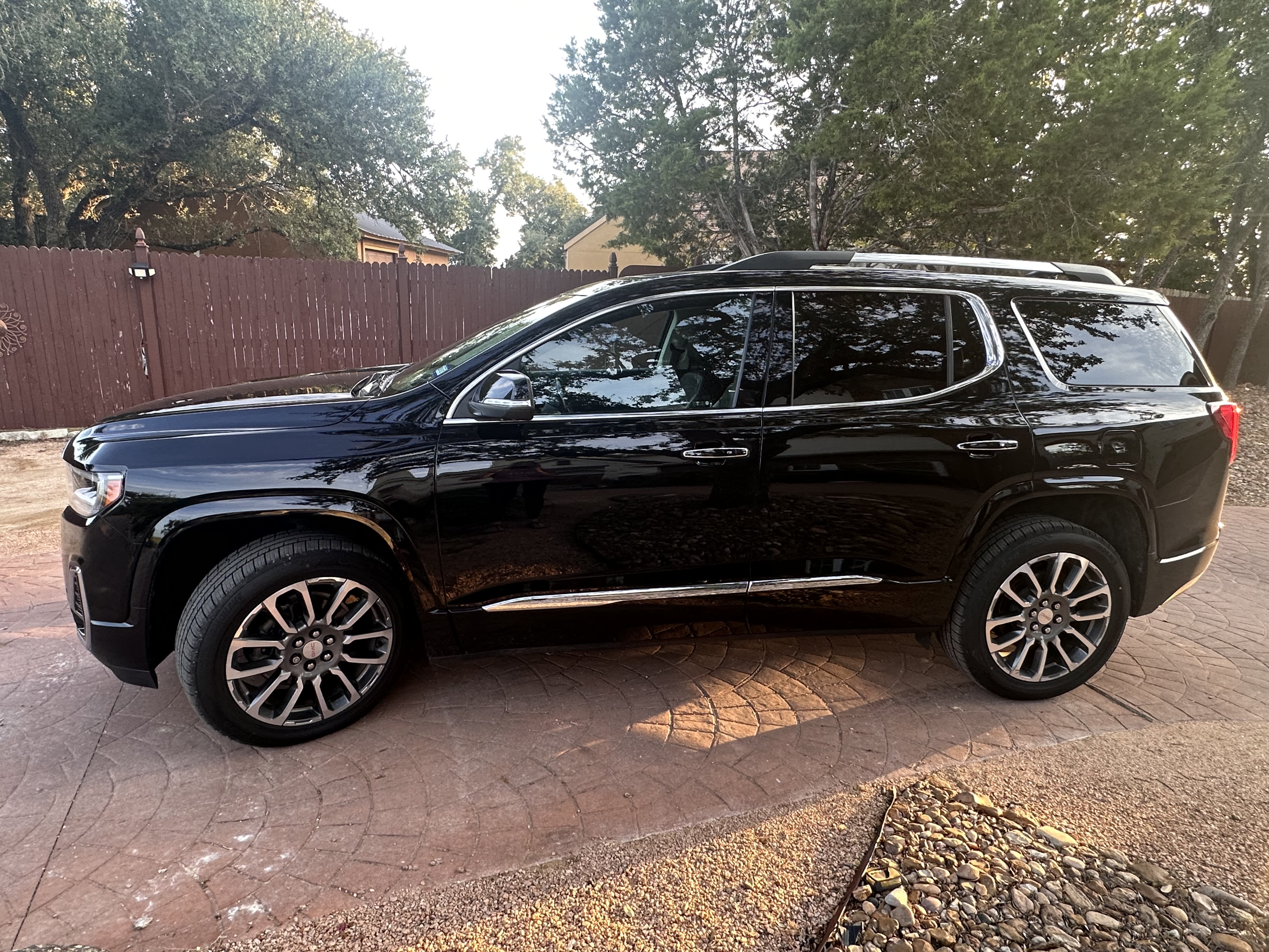 Used 2021 GMC Acadia Denali w/ Denali Technology Package FWD image 6