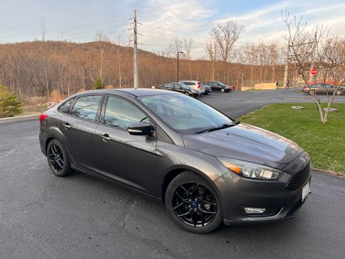 Used 2016 Ford Focus SE image 2