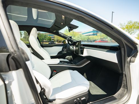 Used 2023 Tesla Model S Plaid image 9