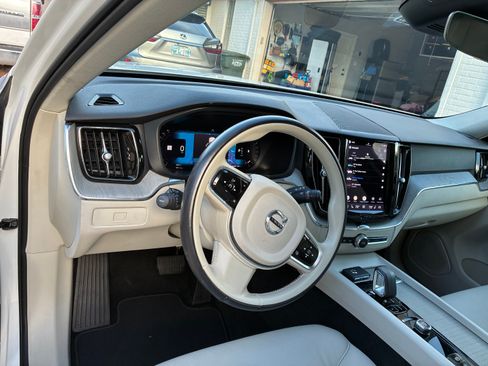 Used 2023 Volvo XC60 B5 Plus AWD/4WD image 9