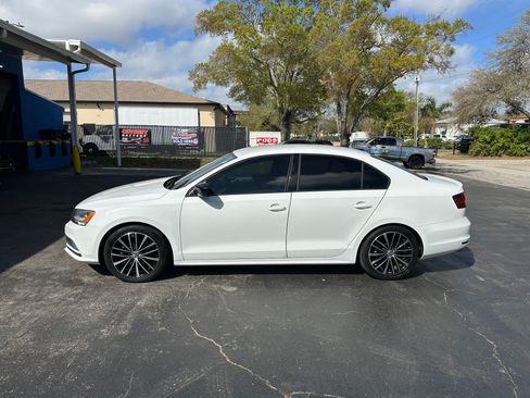 Used 2016 Volkswagen Jetta Sport image 2