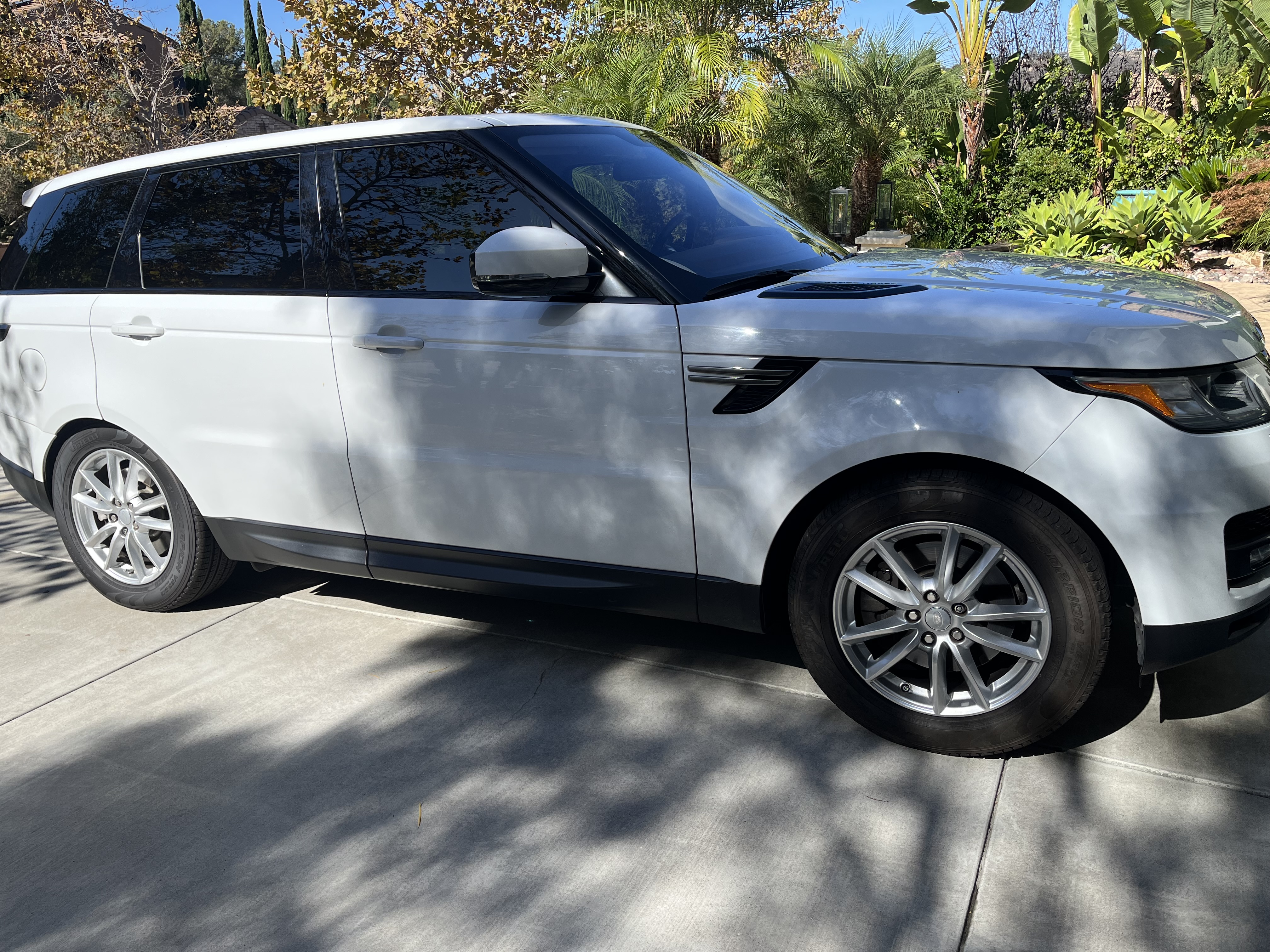 Used 2016 Land Rover Range Rover Sport SE AWD/4WD image 1