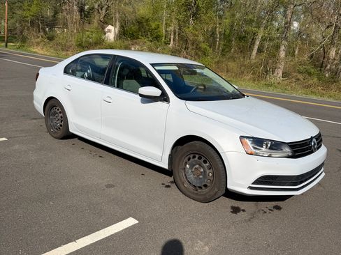 Used 2017 Volkswagen Jetta S w/ Jetta S Cold Weather Package image 2