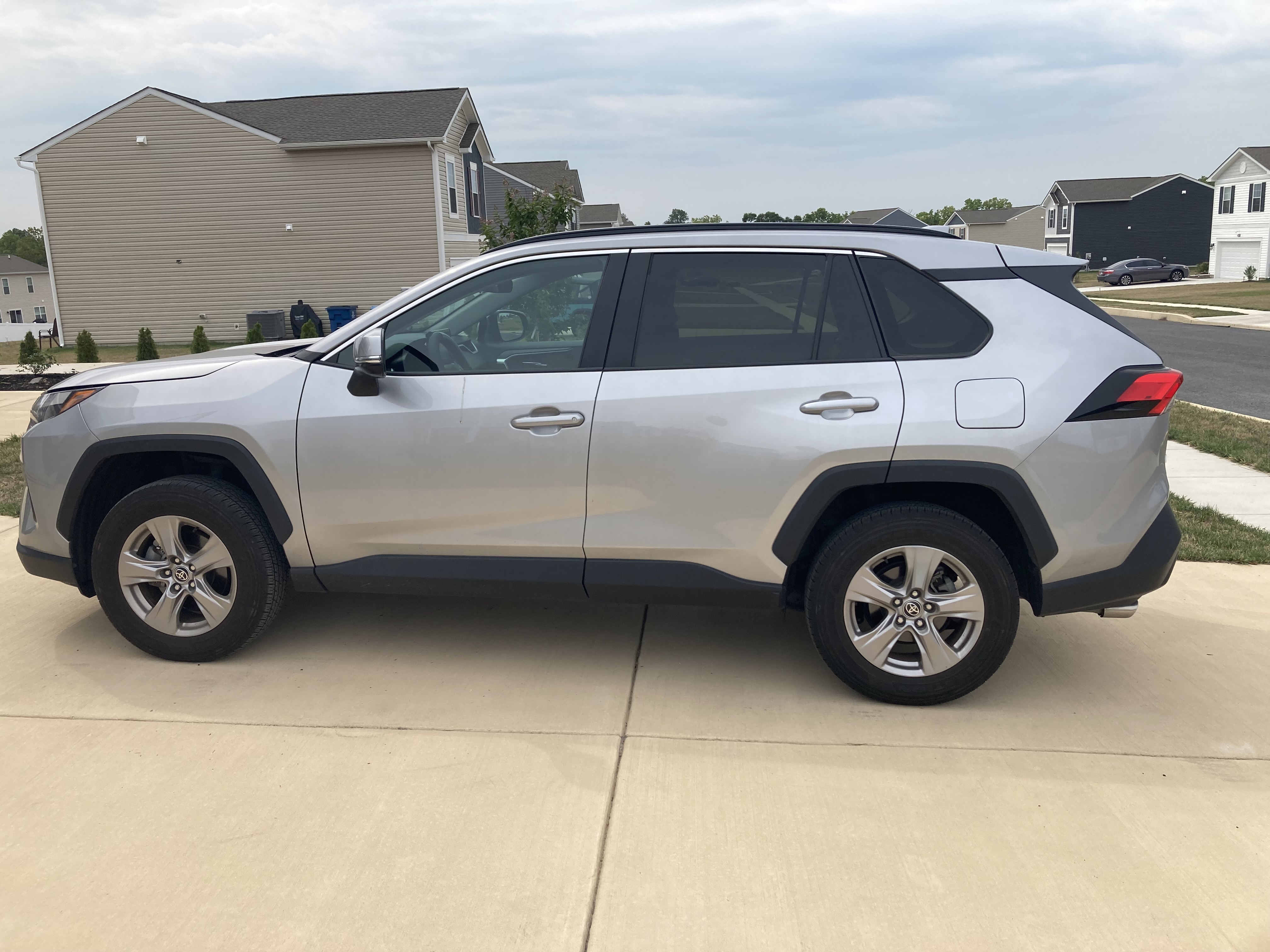 Used 2022 Toyota RAV4 XLE w/ Convenience Package AWD/4WD image 5