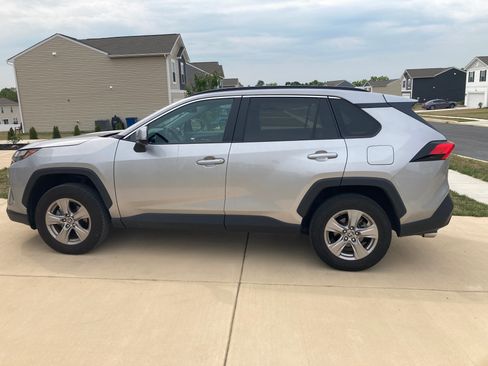 Used 2022 Toyota RAV4 XLE w/ Convenience Package image 5