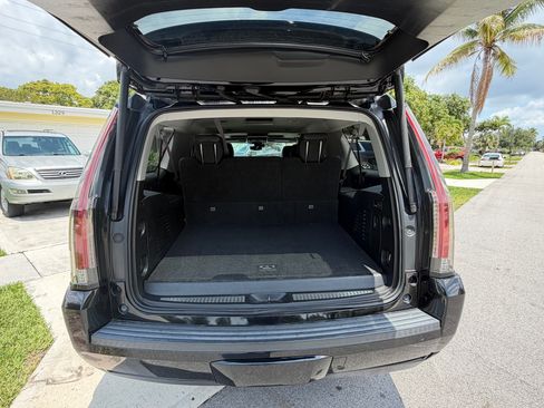 Used 2017 Cadillac Escalade ESV Luxury RWD image 6