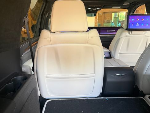 Used 2026 Cadillac Escalade ESV Platinum Sport AWD/4WD image 11