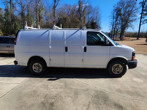Used 2015 GMC Savana 2500 Van 3D image 1