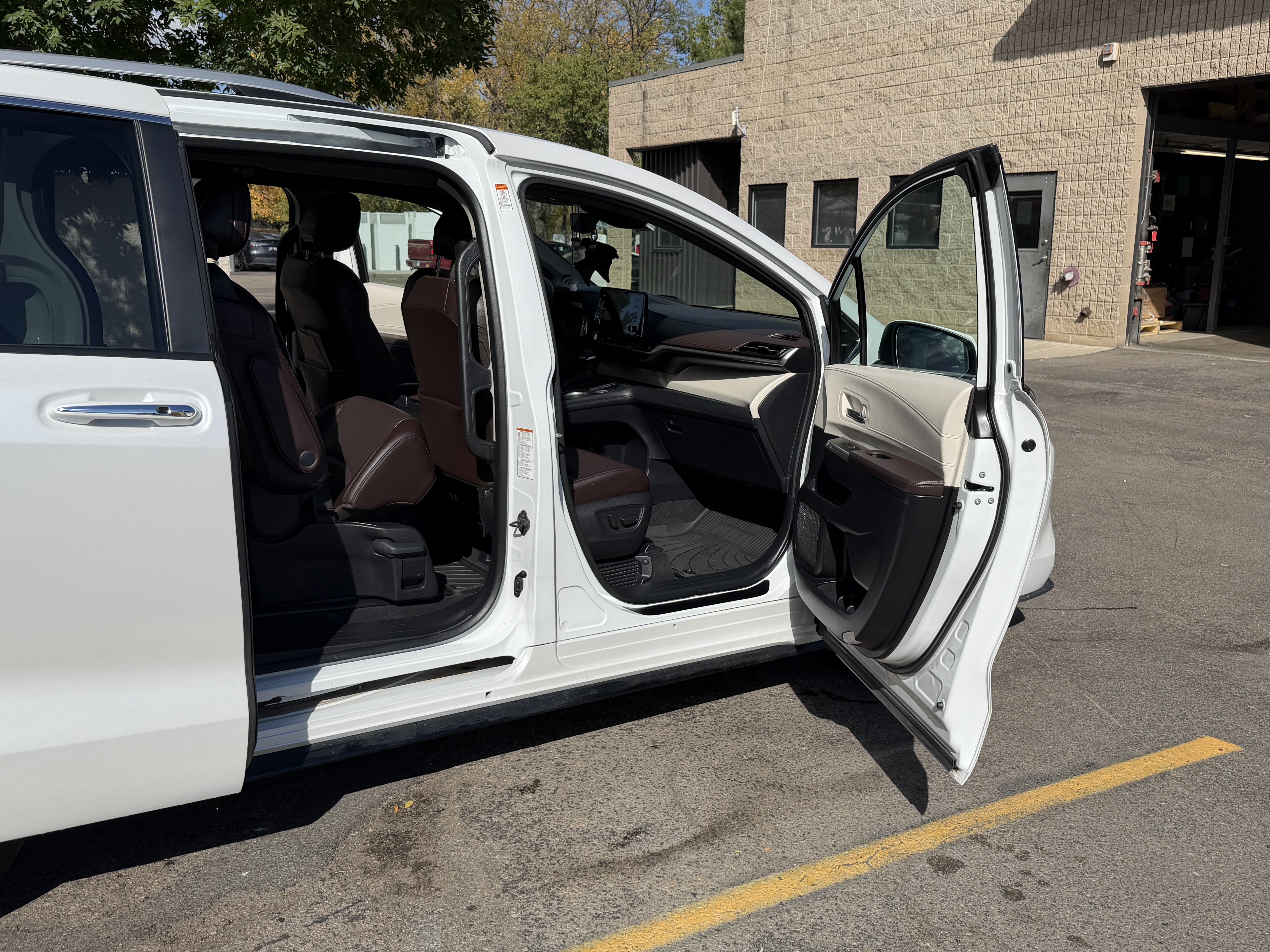 Used 2024 Toyota Sienna Platinum AWD/4WD image 13